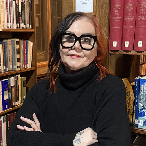 A portrait of the author Helen Phifer